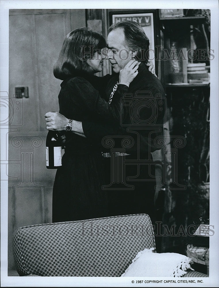 1986 Press Photo Howard Hesseman and Isabelle Hofmann in &quot;Head of the Class&quot;- Historic Images