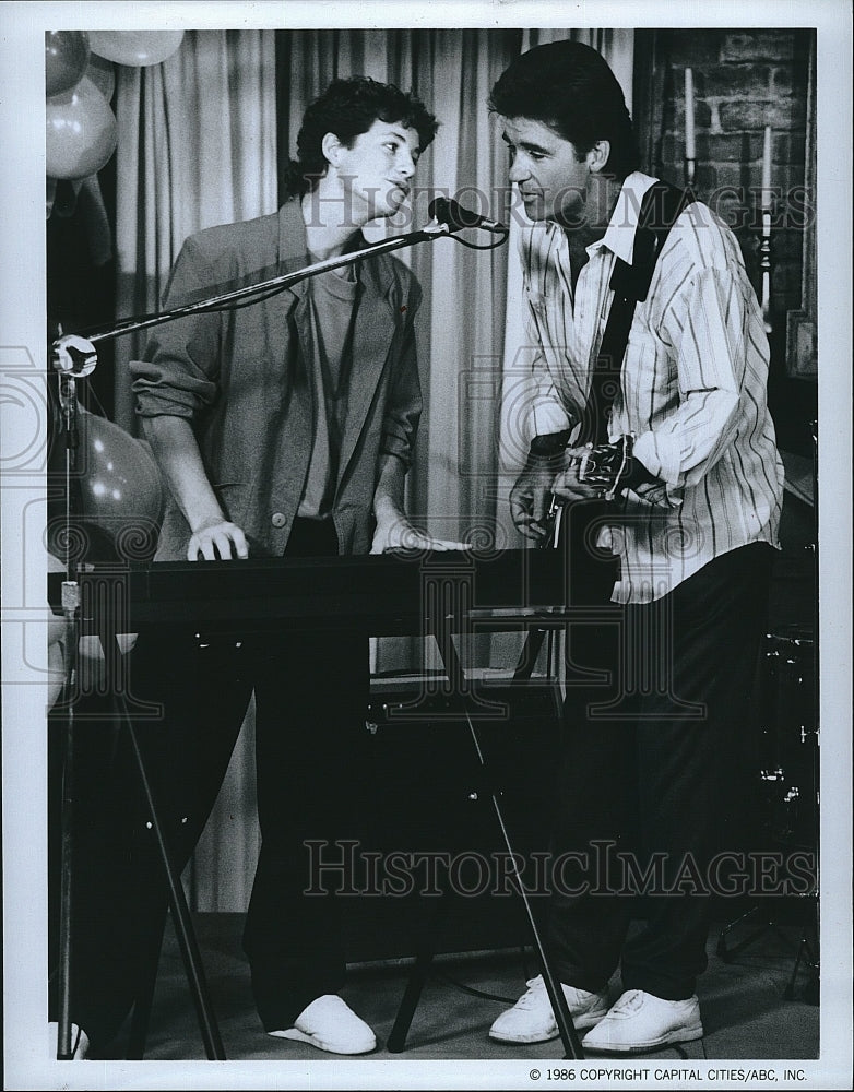 1986 Press Photo &quot;Growing Pains&quot; Kirk Cameron,Alan Thicke- Historic Images