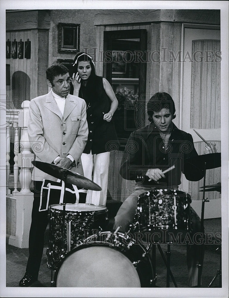 1970 Press Photo &quot;Herre&#39;s Lucy&quot; Buddy Rich,Desi Arnaz Jr, Lucie Arnaz- Historic Images