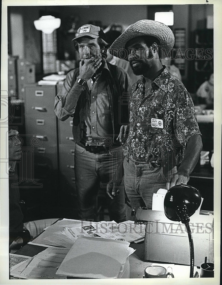 1981 Press Photo Kiel Martin and Taurean Blacque in &quot;Hill Street Blues&quot;- Historic Images