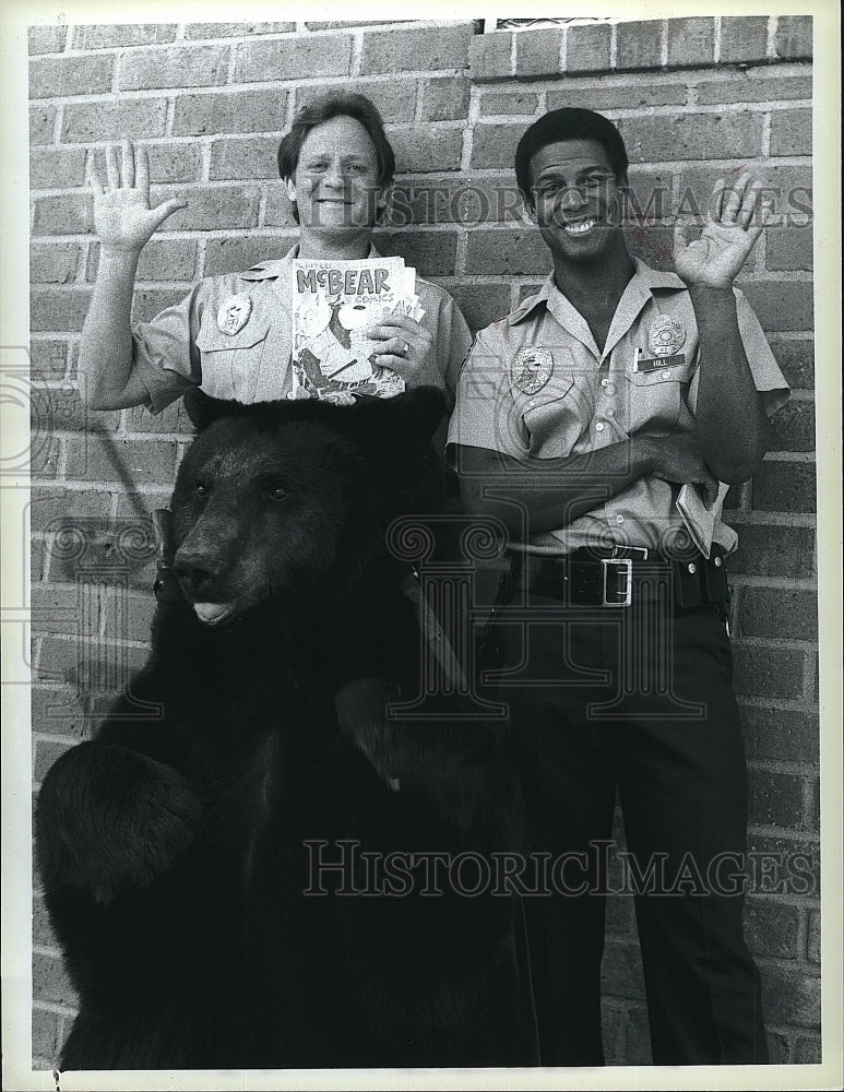 1985 Press Photo Charles Haid and Michael Warren in &quot;Hill Street Blues&quot;- Historic Images