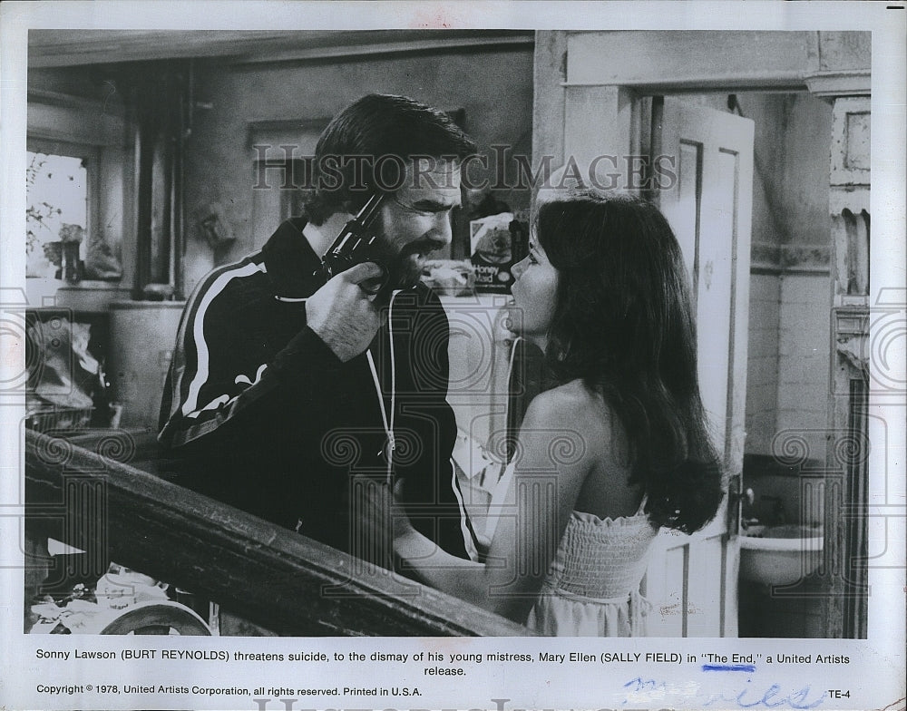 1978 Press Photo Actor Burt Reynolds &amp; Sally Filed in &quot;The End&quot;- Historic Images