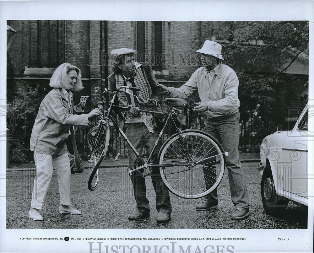 1985 Press Photo A Man &amp; A Woman bargaining for a bike- Historic Images