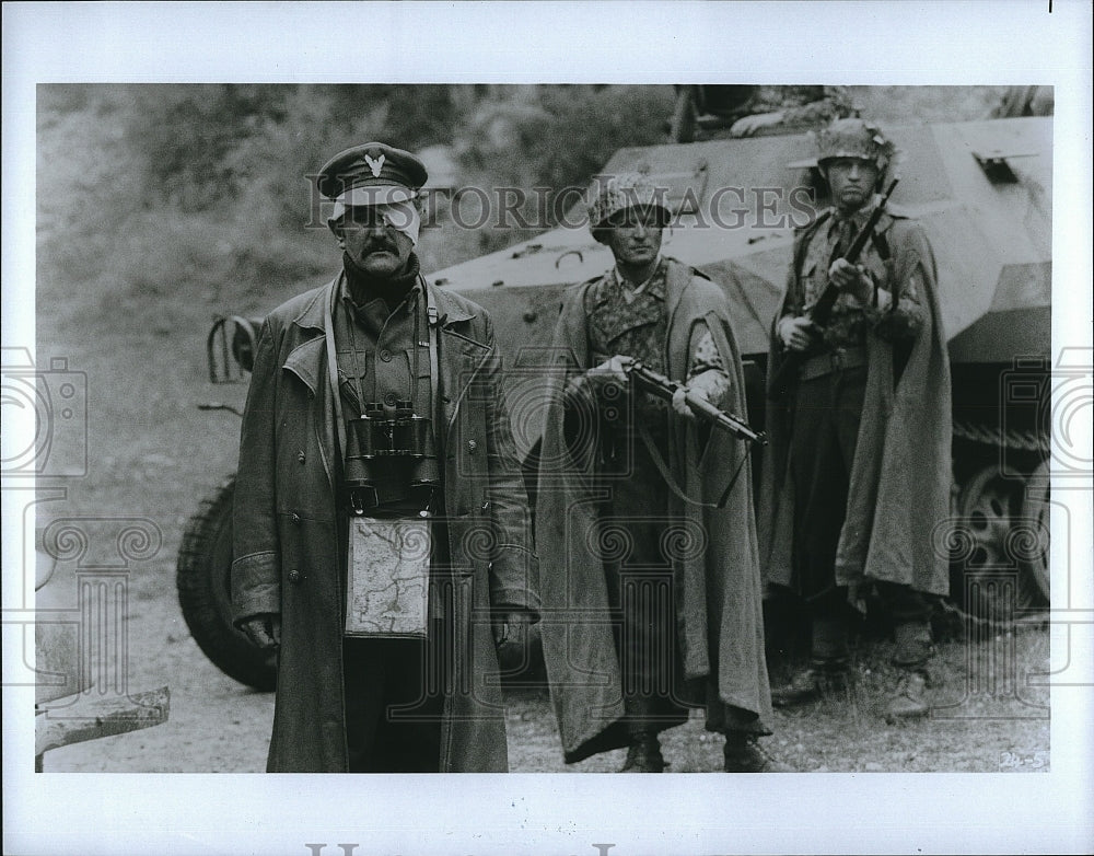 1988 Press Photo The Raggedy Rawney Film Bob Hoskins Jim Carter Soldiers Scene- Historic Images