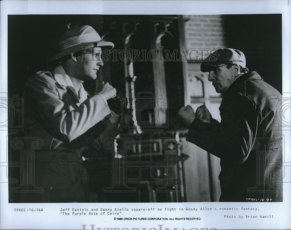 1985 Press Photo Purple Rose Of Cairo Film Jeff Daniels Danny Aiello Fight Scene- Historic Images