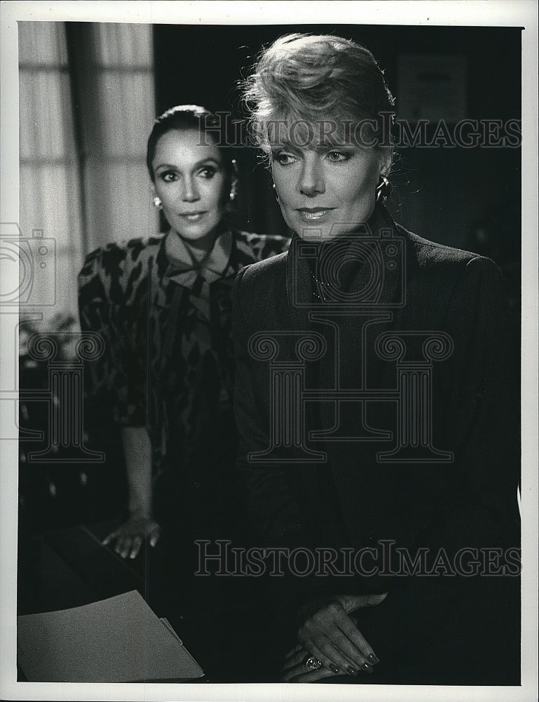 1988 Press Photo Mary Ann Mobley &amp; Susan Sullivan star in &quot;Falcon Crest&quot;- Historic Images