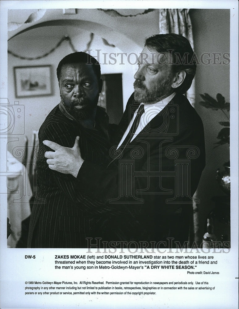 1989 Press Photo Zakes Mokae and Donald Sutherland in &quot;A Dry White Season&quot;- Historic Images