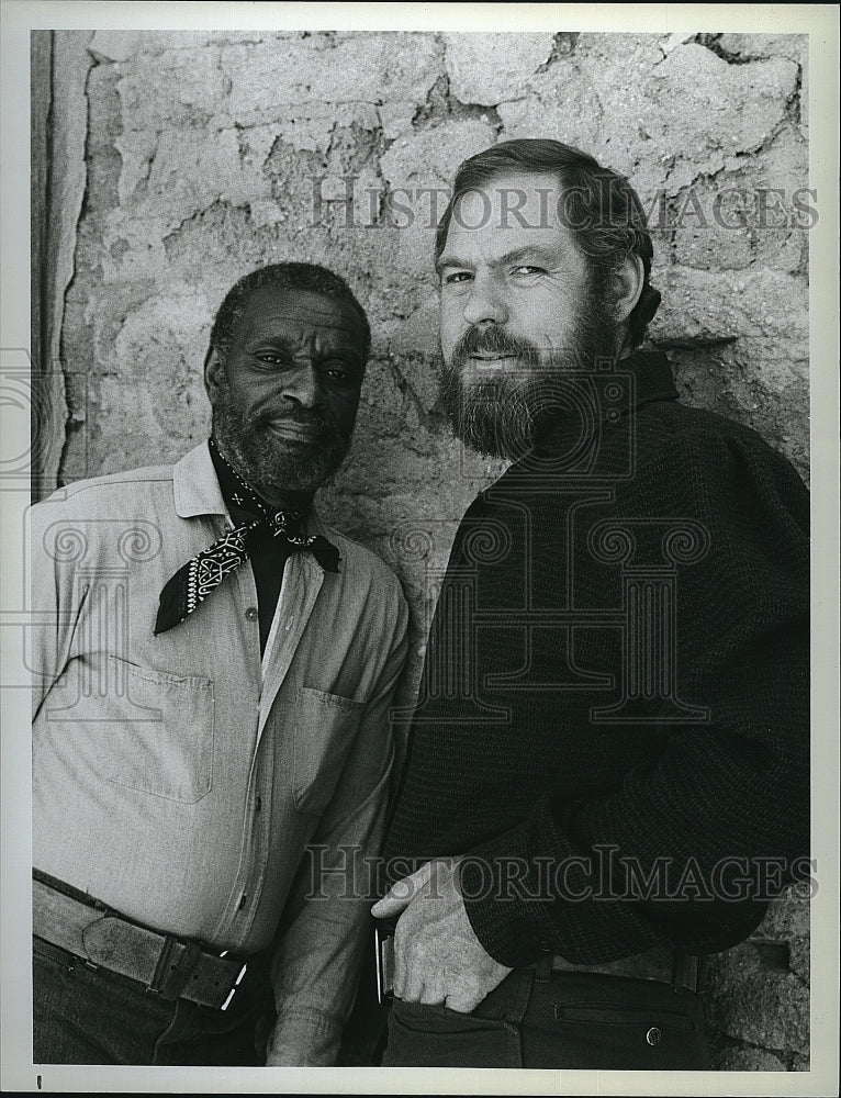 1981 Press Photo Moses Gunn and Merlin Olsen in NBC-TV&#39;s &quot;Father Murphy&quot;.- Historic Images