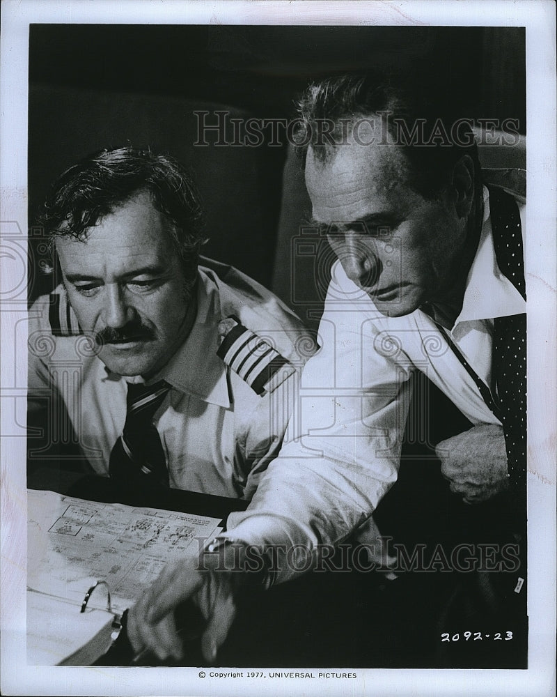 1977 Press Photo &quot;Airport &#39;77&quot; Jack Lemmon &amp; Darren McGavin- Historic Images