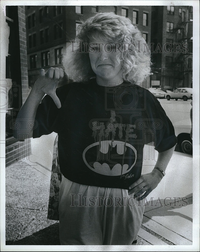 1989 Press Photo Stephanie Bender in a rip off &quot;Batman&quot; t shirt- Historic Images