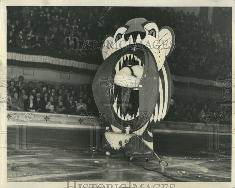 1951 Ice Follies Legg Jumps Tigers Jaws - Historic Images