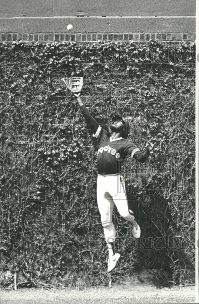 1980 Press Photo Wal Richard Left Fielder Padres Catch - Historic Images