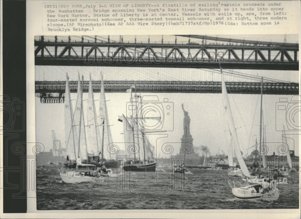 1976 Manhattan Bridge East Biver Floatilla - Historic Images