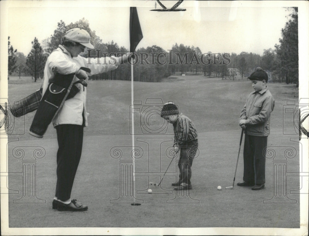 1959 Press Photo Tee Sized NC Country Club Grant Benett - Historic Images