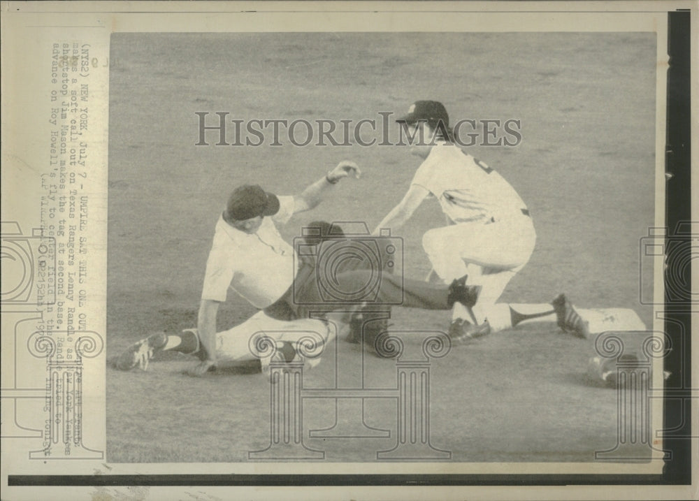 1975 Umpire Art sits on Texas Lenny-Historic Images