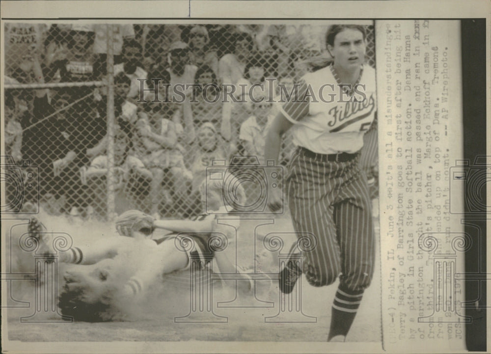 1976 Press Photo Illinois Girls State Softball Action - Historic Images