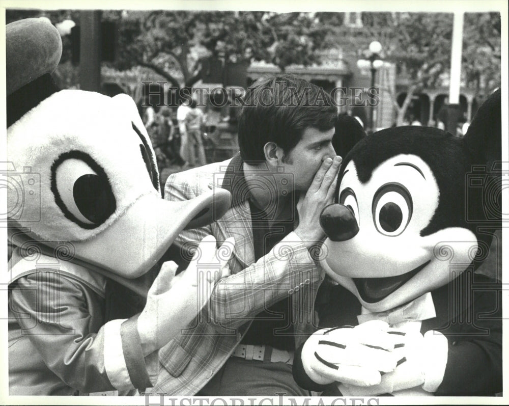 1978 Press Photo John Naber Disneyland Mickey &amp; Donald - RRQ22813 - Historic Images