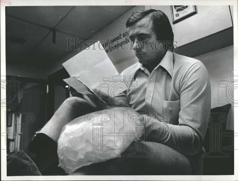 1973 Press Photo Denver Broncos Johnson Iced Knee - Historic Images