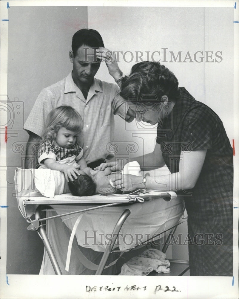 1959 Press Photo Maureen oil bath baby Brenda wrinkles - RRQ26411 - Historic Images