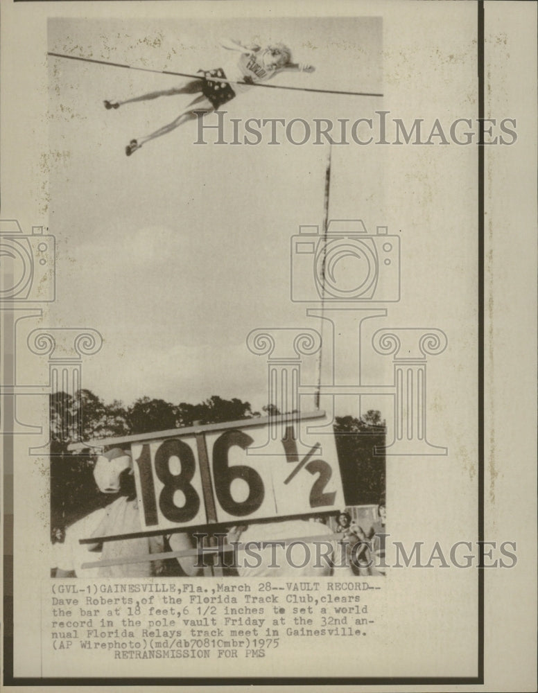 1974 Press Photo Track pole vaulter Dave Roberts soars to meet