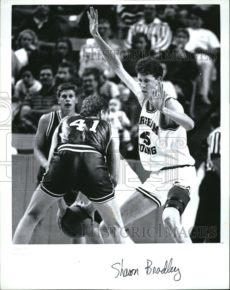 1993 S. Bradley, B. Young, basketball game - Historic Images