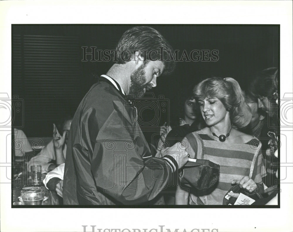 Cubs pitcher Rick Sutciffe Signing autograp-Historic Images