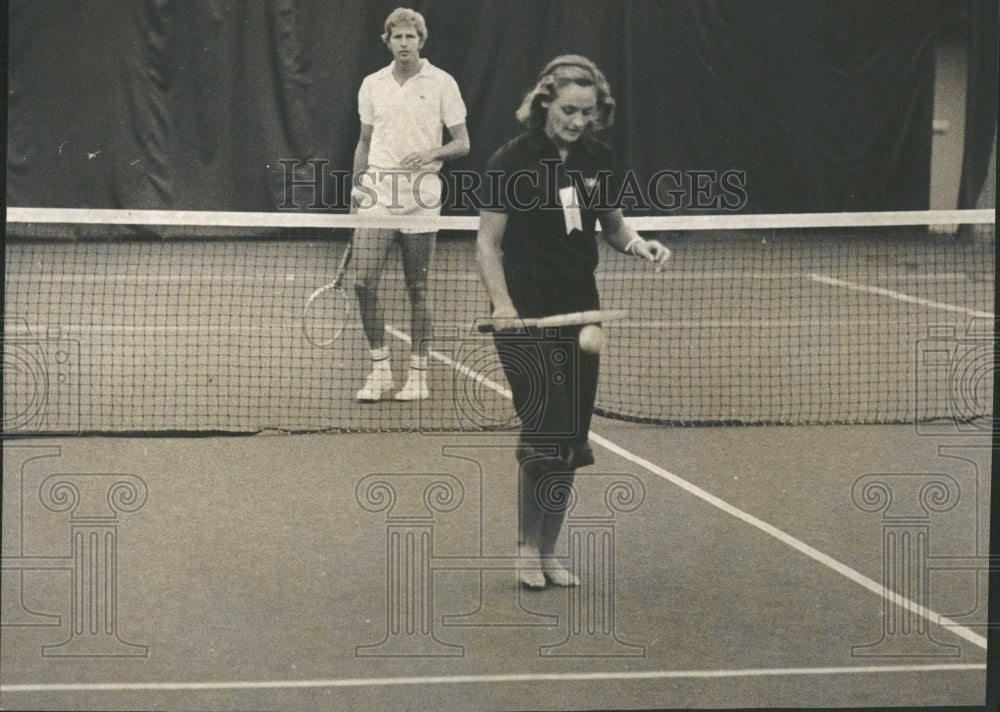 1973 Press Photo Andy Pattison practices with wife - Historic Images