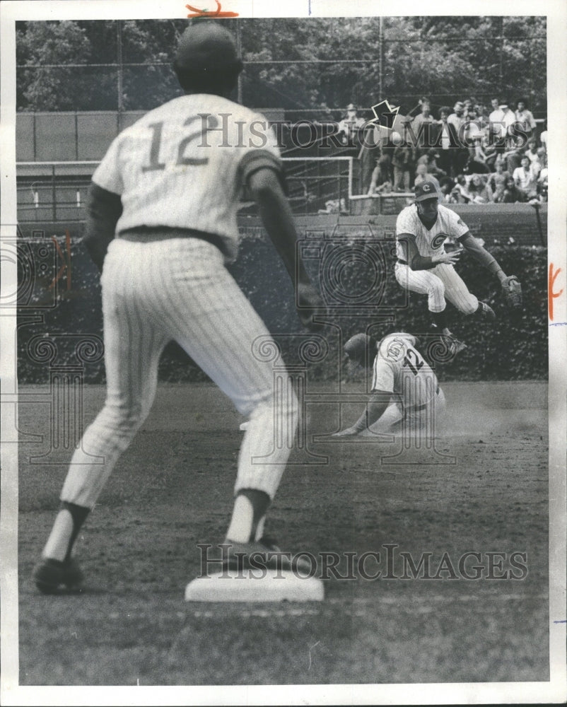 1975 Tony Taylor Chicago Cubs Baseball Play - Historic Images