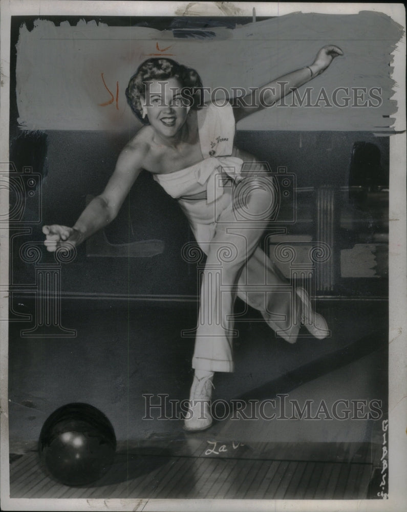 1952 Press Photo Mrs Donald Carter bowler - Historic Images