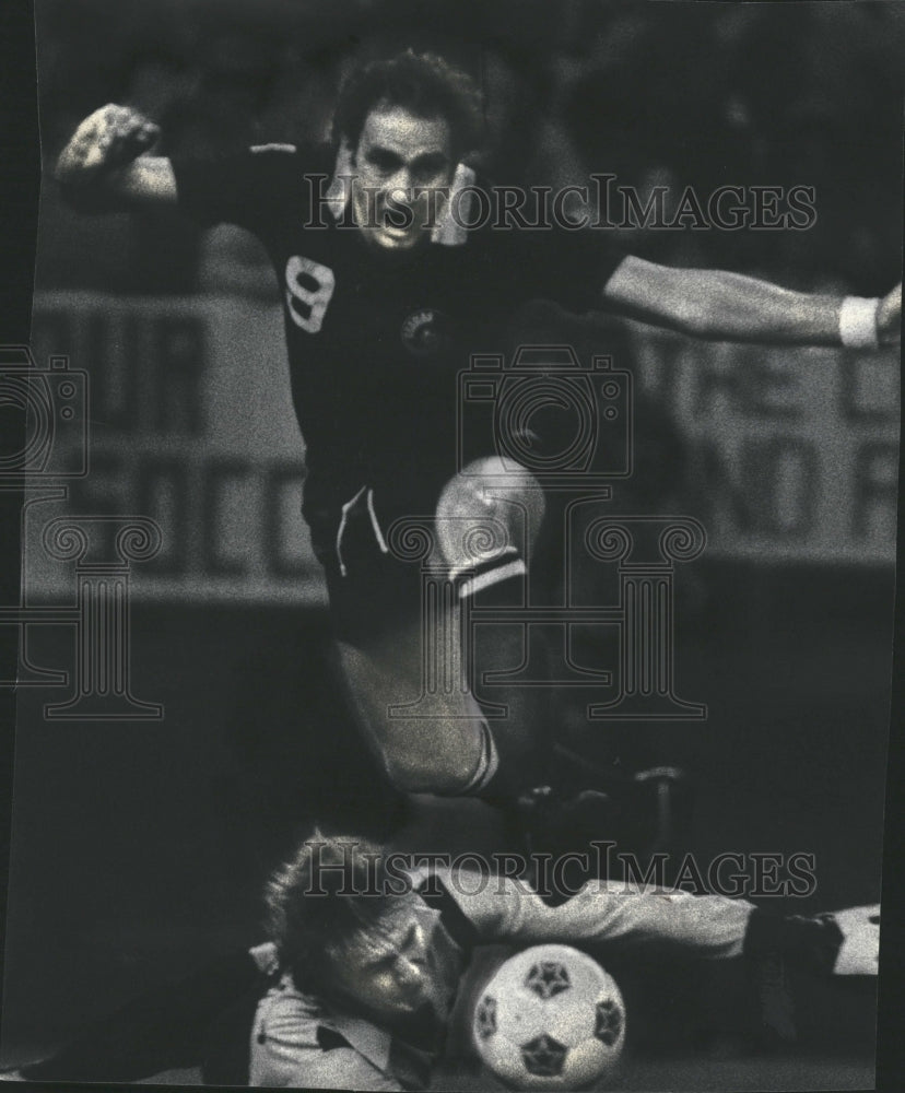1980 Press Photo Giorgia Chinaglia & Jack Brand Soccer - RRQ48663 - Historic Images