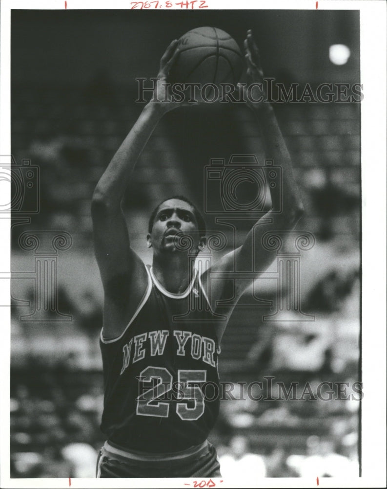 New York Knicks Cartwright Making Rebound - Historic Images