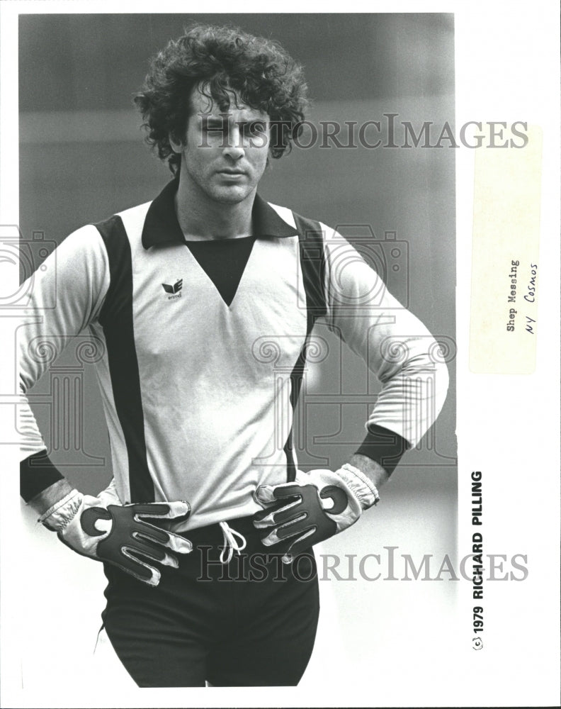 1979  Richard Pilling gloves Player - Historic Images