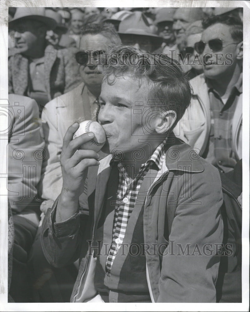 1958 Kissing the ball bleachers Louis Adams - Historic Images