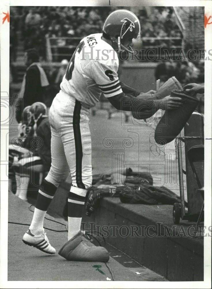 1977 Press Photo Atlanta Punter John James Warms Foot - RRQ64321 - Historic Images