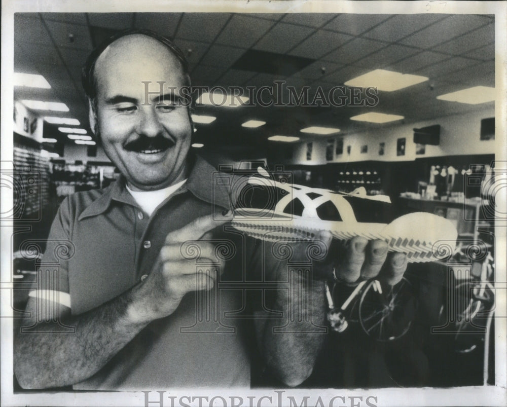 1977 Press Photo Ragnar Ulland Jogging Shoe - Historic Images