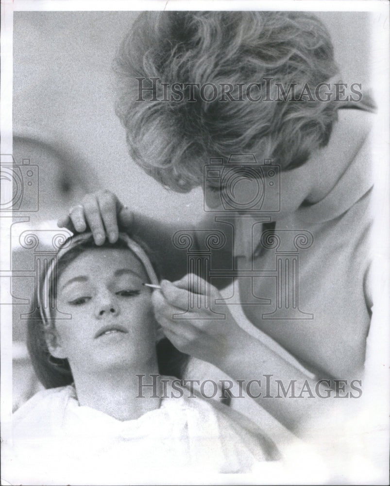 1969 Press Photo Marle Norman Linda Ernst brown liquid - Historic Images