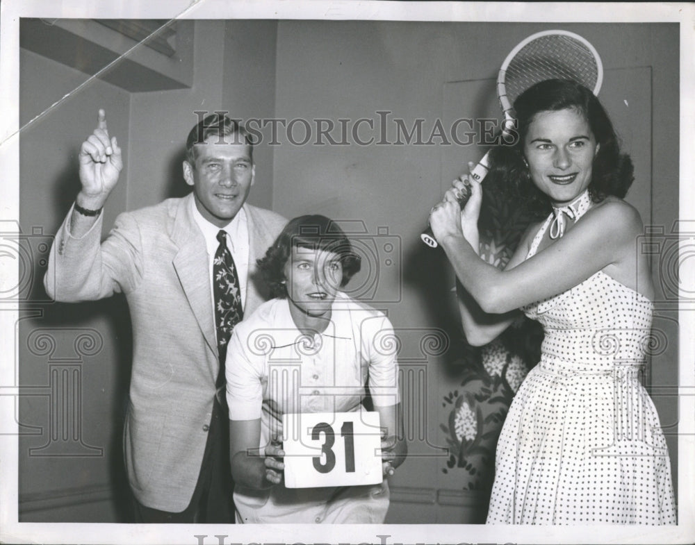 1952 Nancy Chaffee glamor queen tennis courts baseball stance - Historic Images