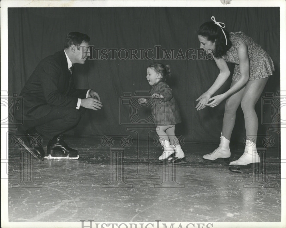 1969 MR PAUL GEORGE  HELEN DAME THEIR DAUGHTER LAURENCE - Historic Images