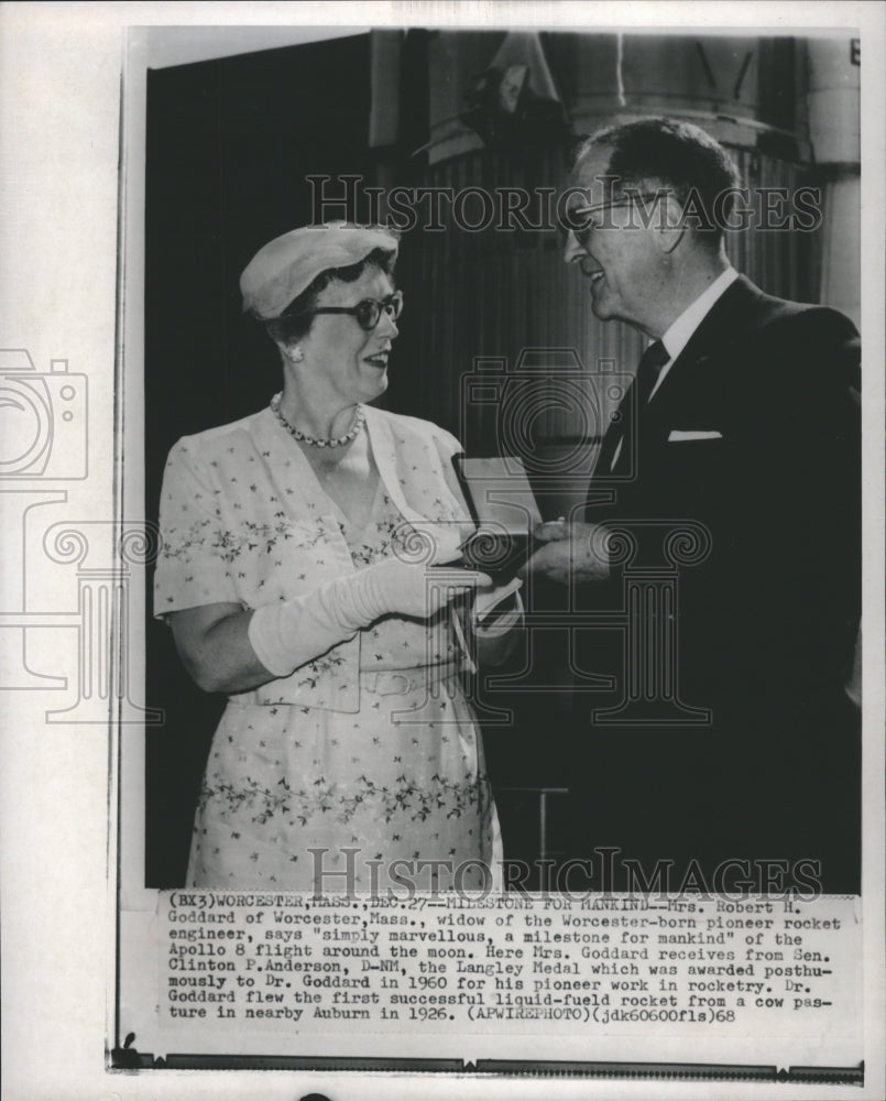 1969 Robert Goddard Widow Langley Award - Historic Images