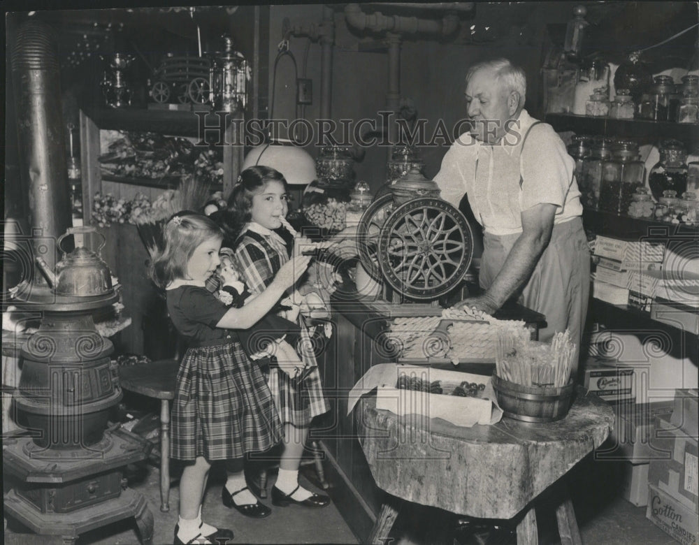 1955 Antique fair John H. Barnhart Marrison - Historic Images