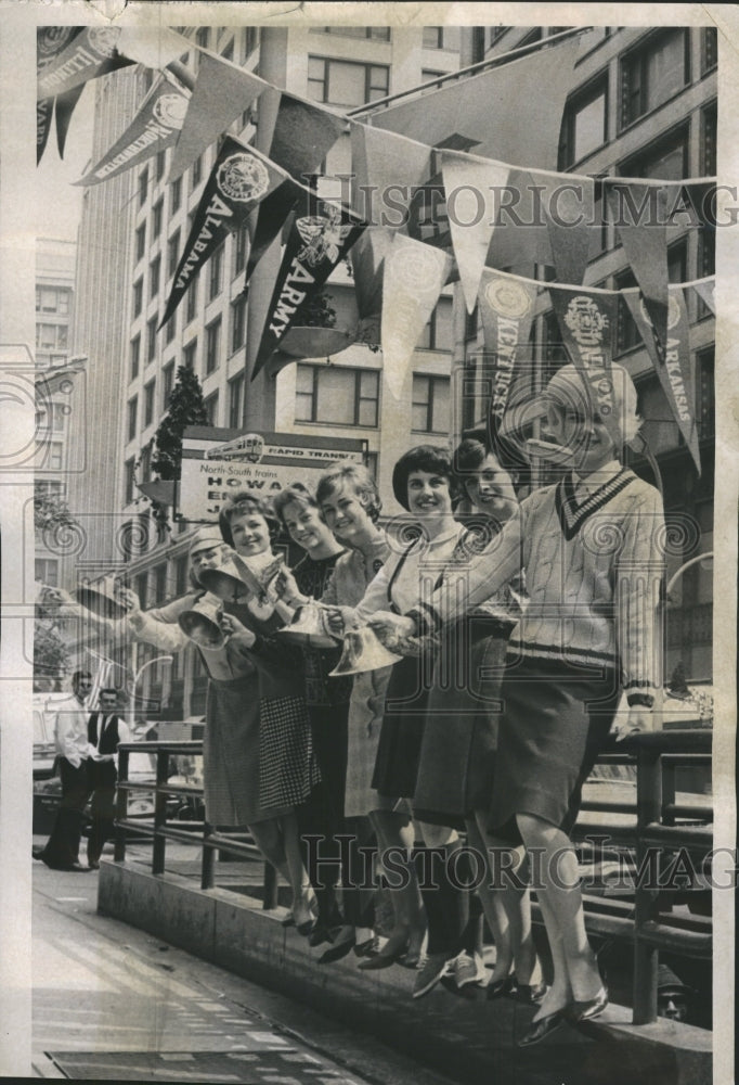 1963 Press Photo Co-Ed Fashions On State Streets - Historic Images