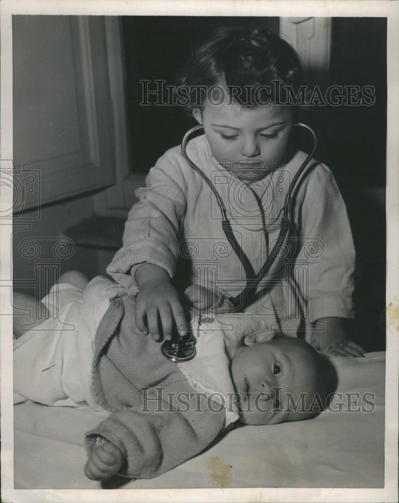 1953 Stethoscope Sergio Ascani Doctor - Historic Images
