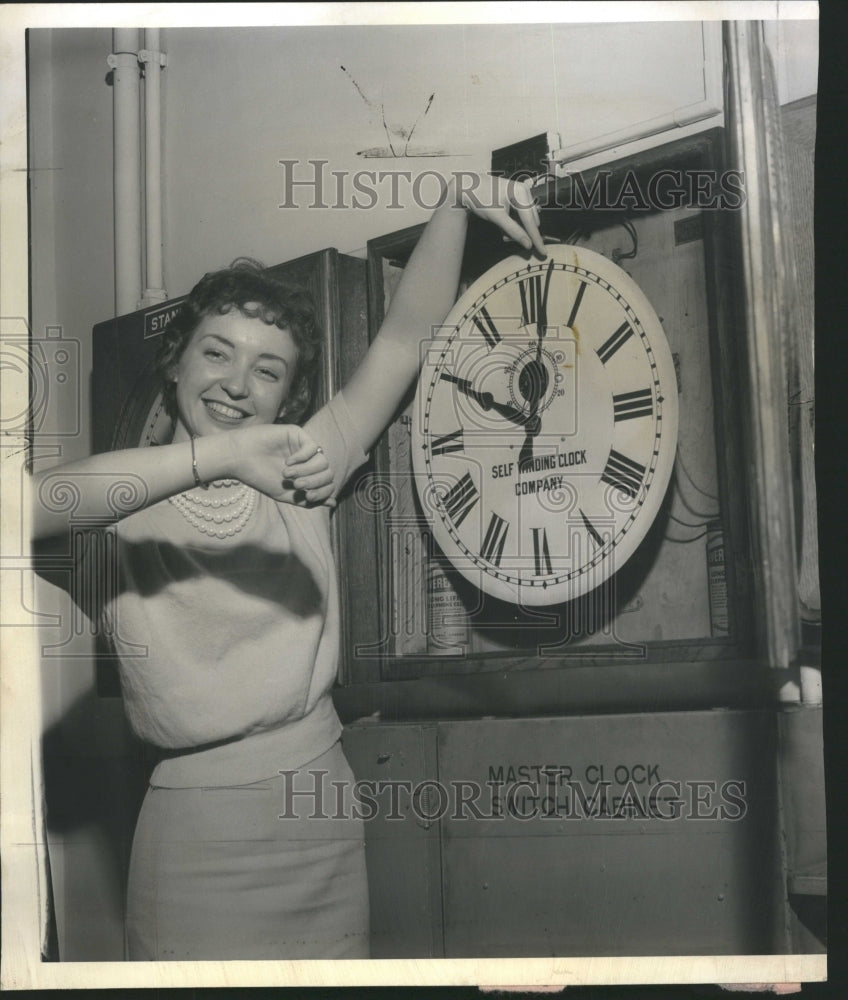1959 Stenographer Annette Richardson Clock - Historic Images