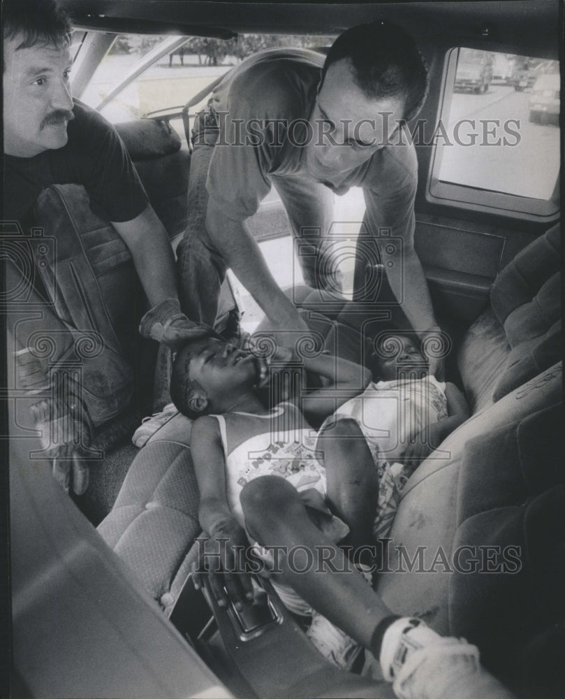 1989 Firefighters Comfort Children Accident - Historic Images