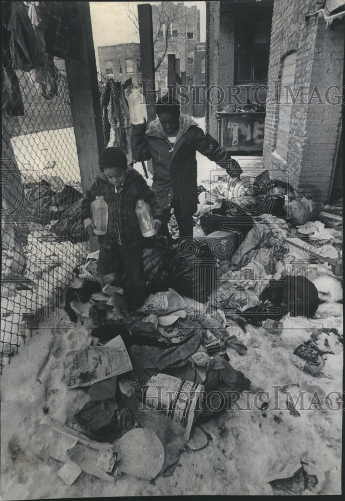 1976 Slums Children Trash - Historic Images