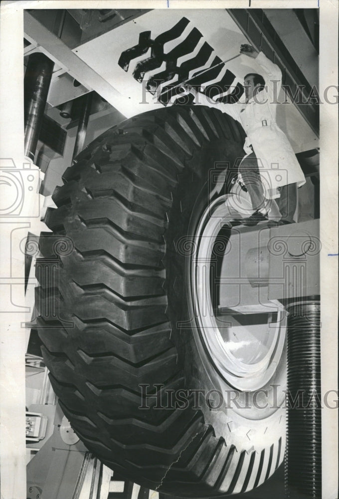 1972 world&#39;s largest tire Goodyear auto - Historic Images