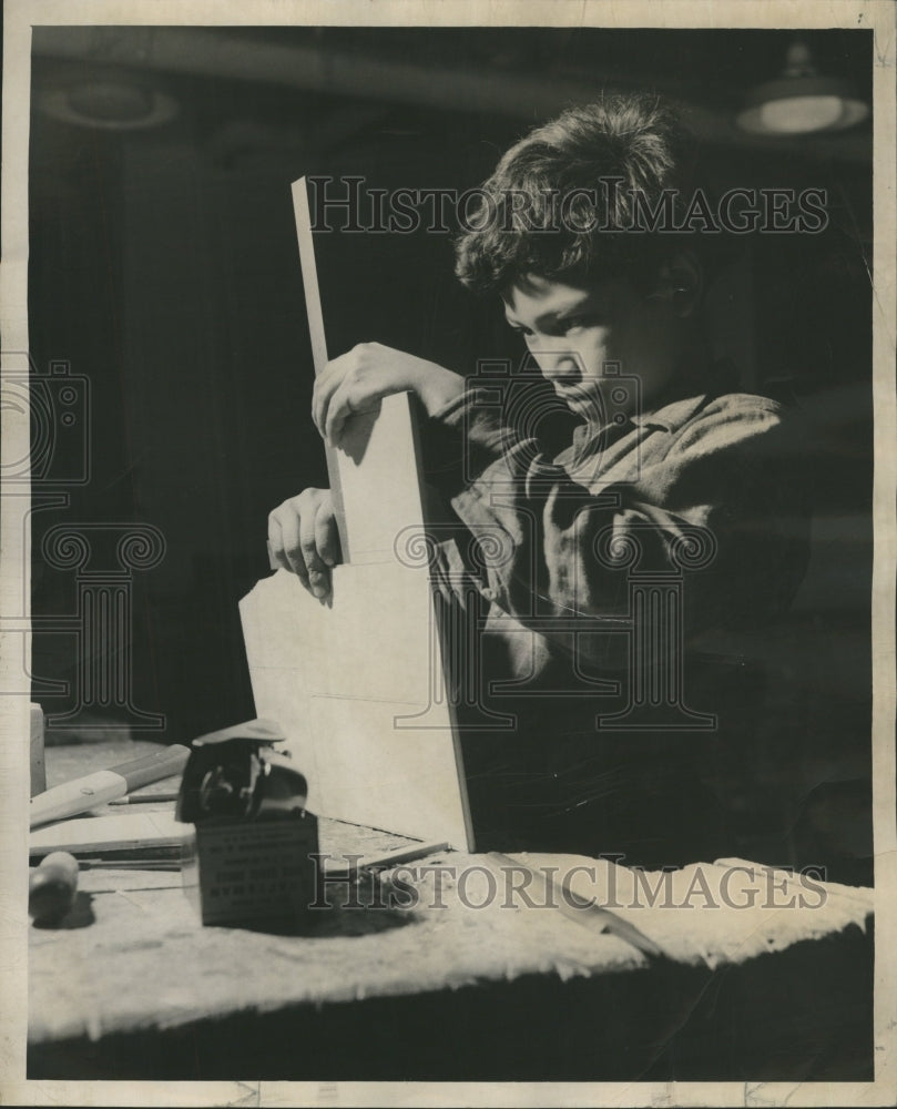 1950 Press Photo Vincent Nares Square Plywood Carpenter - Historic Images