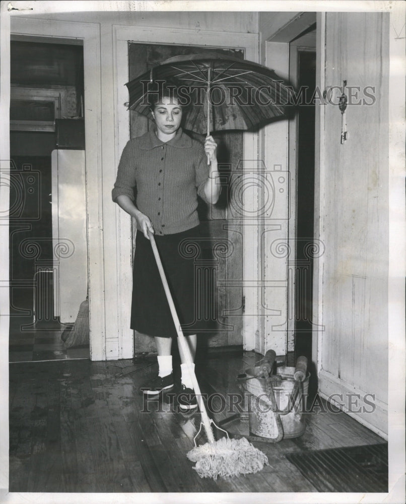 1961 Brown umbrella water - Historic Images