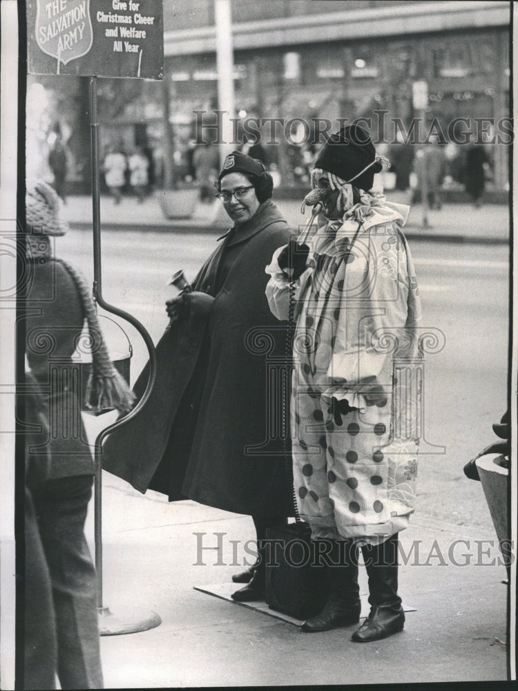 1970 Press PhotoLaVonne Birney Hilda Meno Salvation Arm - Historic Images