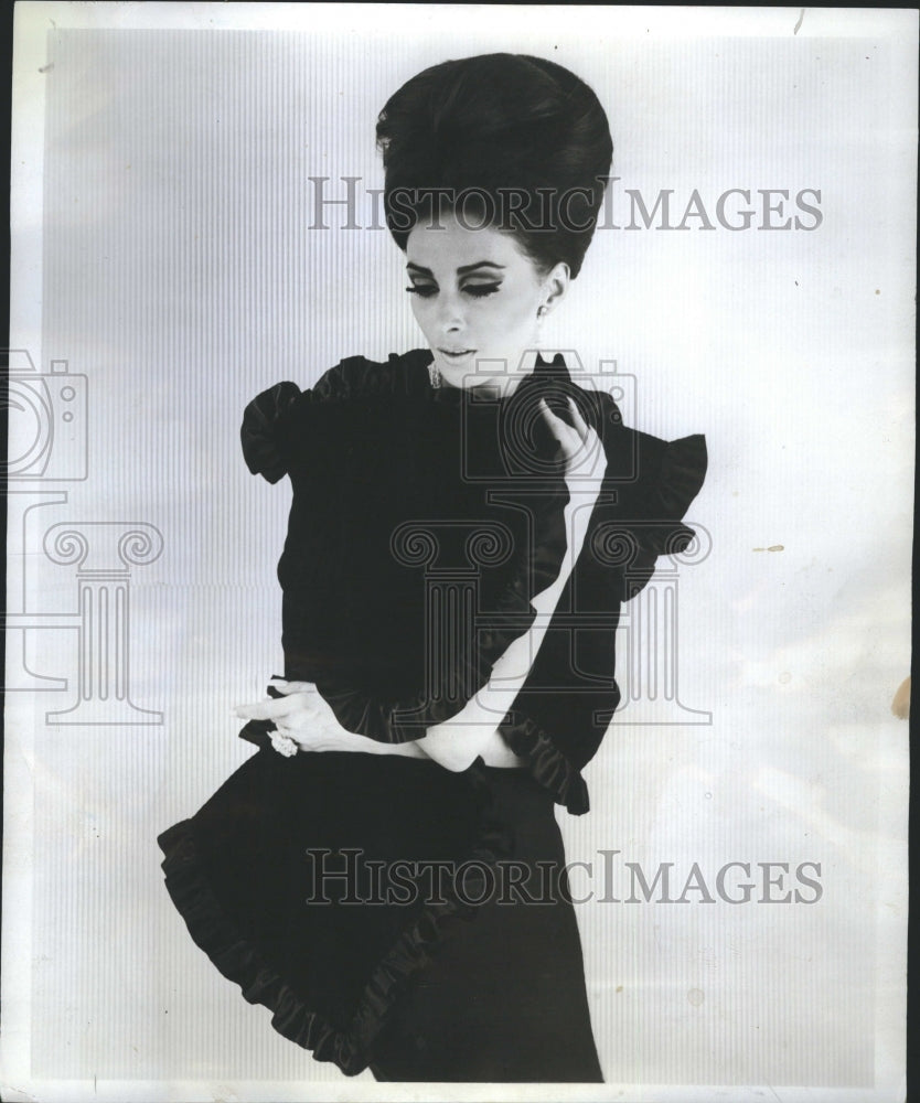 1965 Evening Glamour Black Velvet Stole - Historic Images